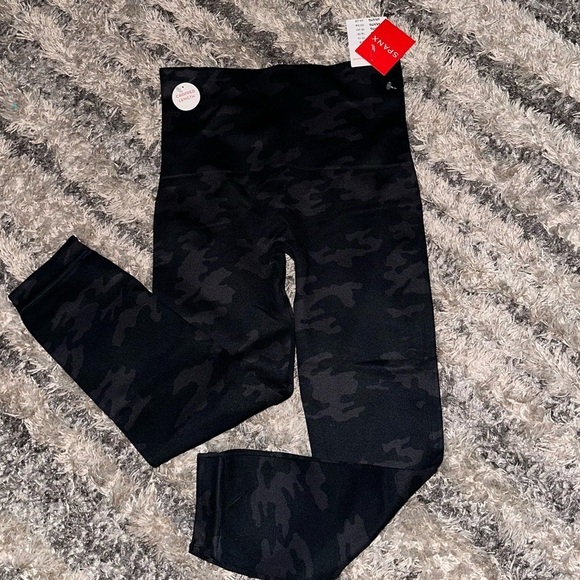 New SPANX Cropped Length Leggings - Picture 7 of 10
